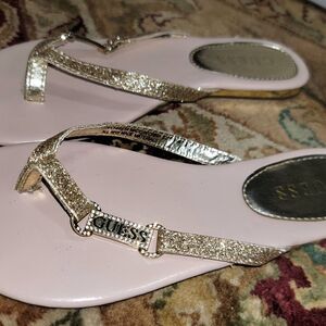 G by Guess Shimmering Gold Y-Strap Toe Flat Sandals Glam girl beach pool size 6